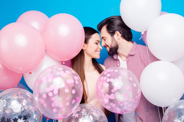 Pareja romántica posando con globos