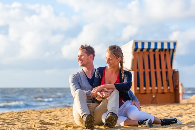 Pareja en romántica puesta de sol en la playa