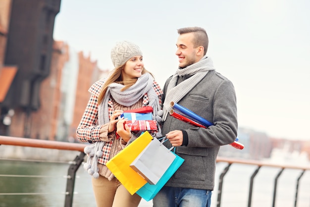 pareja romántica con regalos en la ciudad