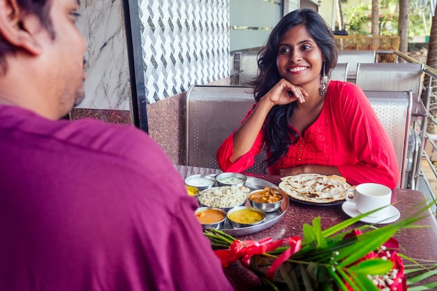 Pareja romántica reunida en un café y comiendo thali y bebiendo masala chai concepto de citas del día de san valentín