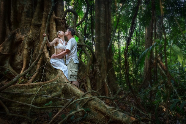 Pareja romántica en la selva tropical