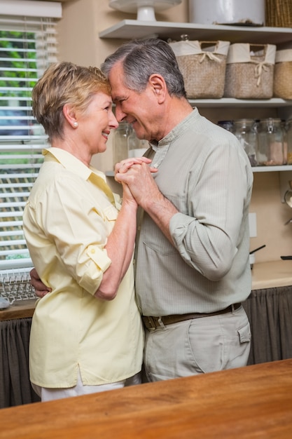 Pareja romántica senior bailando juntos