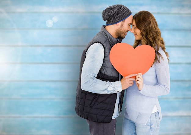 Pareja romántica sosteniendo un corazón