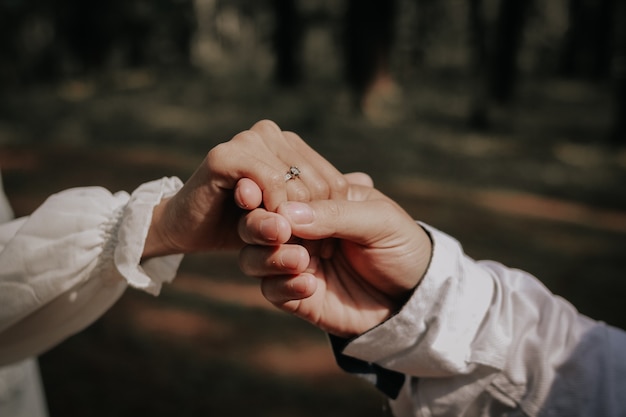 pareja romántica tomados de la mano