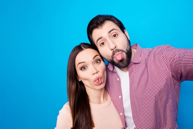 Pareja romántica tomando un selfie juntos