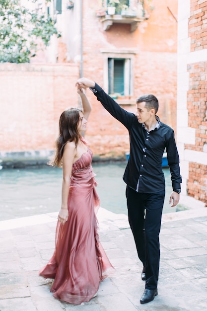 Pareja romántica en Venecia bailando y felices juntos. Italia, Europa