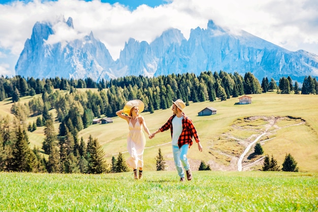 Pareja romántica visitando las montañas Alpe di Siusi, Italia.