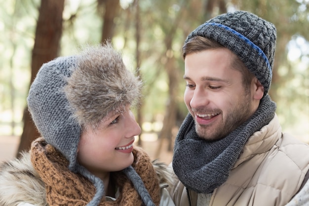 Pareja en ropa de invierno en el bosque