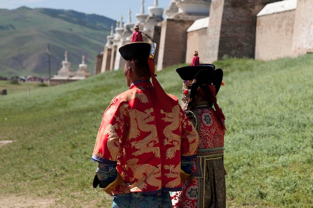 Foto pareja con ropa tradicional frente al monasterio de erdene zuu