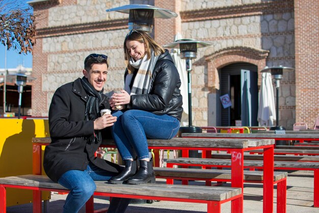 Pareja saliendo en un café bar - Turistas hablando y divirtiéndose mientras recorren la ciudad