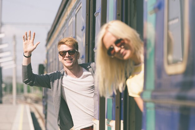 Pareja saliendo de vacaciones con tren