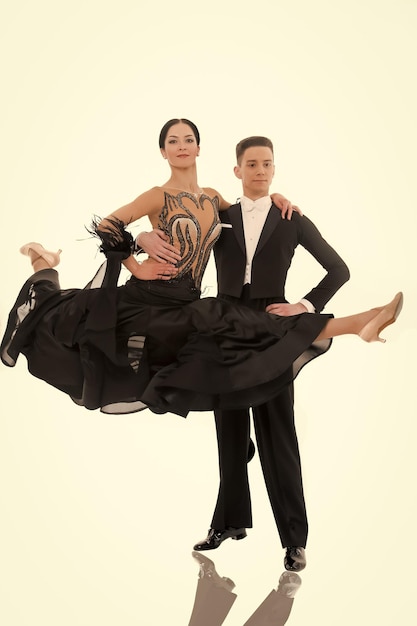 Foto pareja de salón de baile en una pose de baile aislada sobre fondo blanco