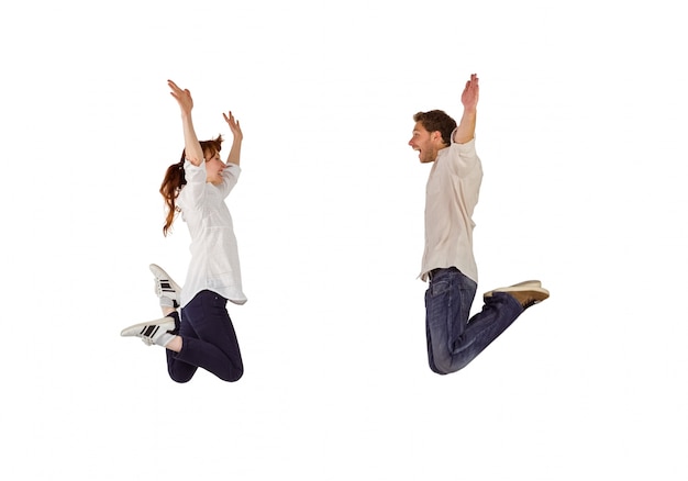 Foto pareja saltando en el aire