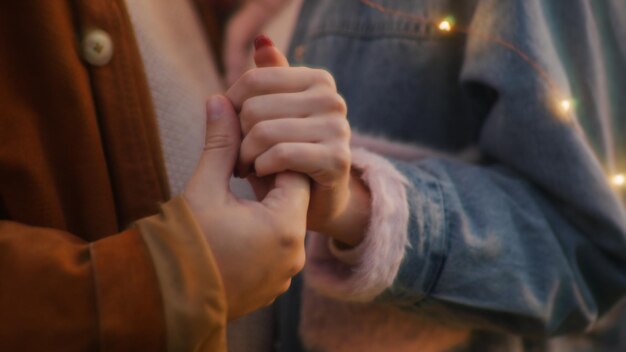 Pareja de San Valentín día en la noche con luces de tiras de led