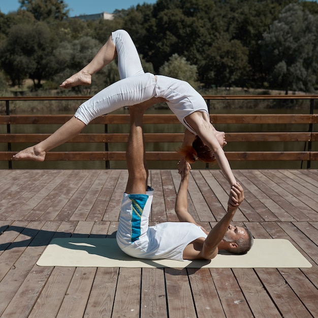 Pareja sana en posición de yoga