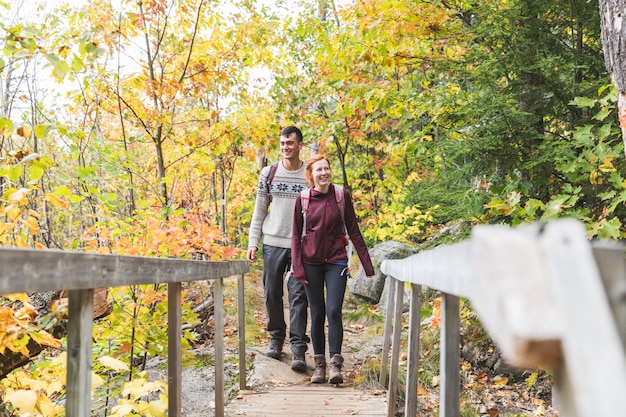 Pareja de senderismo en el bosque en otoño