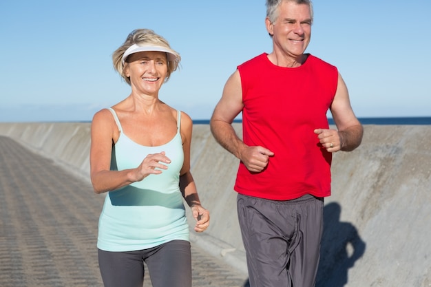 Pareja senior activa a correr