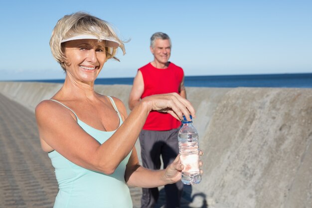 Pareja senior activa a correr