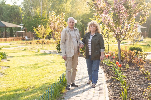 Pareja senior activa en un paseo en el parque de verano