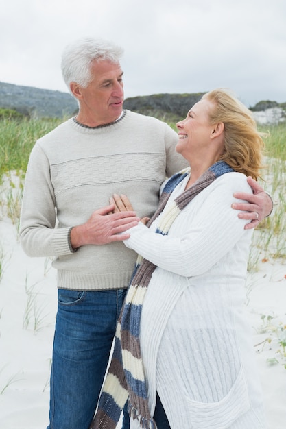 Pareja senior amorosa en la playa