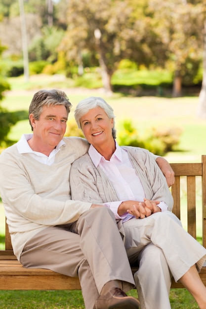 Pareja Senior en el banco en un parque