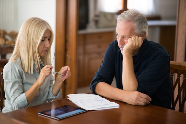 Pareja senior calculando sus gastos de vida juntos