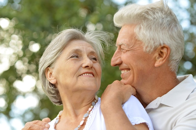 Pareja senior caucásica en el parque