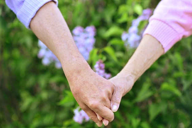 Pareja Senior cogidos de la mano