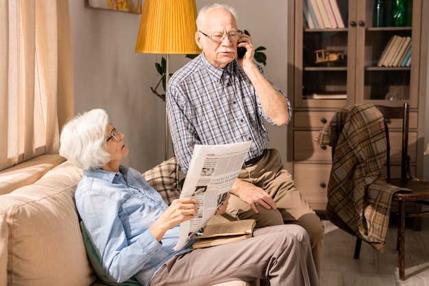 Pareja senior moderna en casa