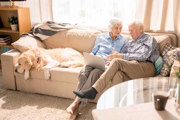 Pareja senior moderna disfrutando el fin de semana