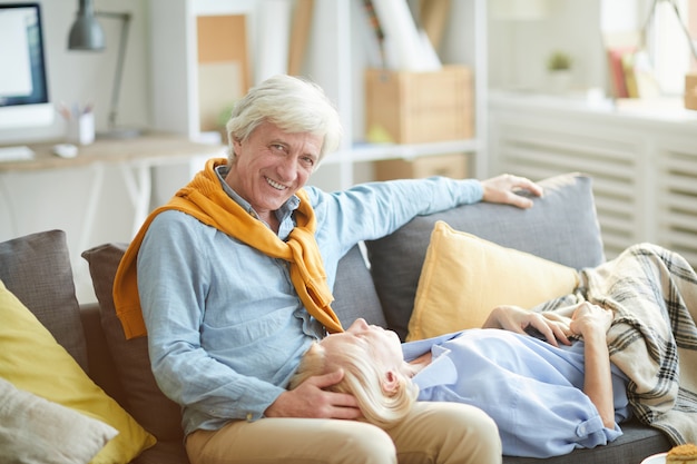 Pareja senior moderna relajante