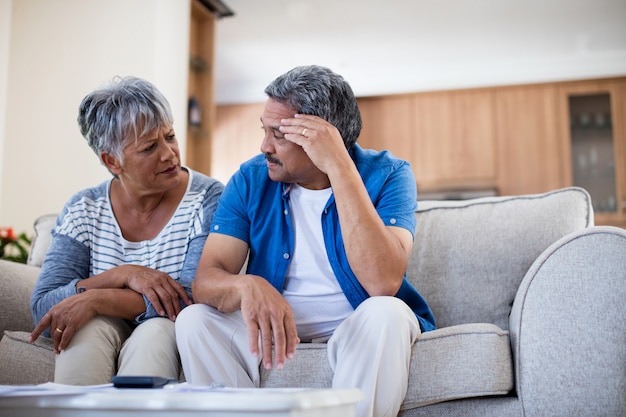 Pareja senior preocupada discutiendo sus facturas