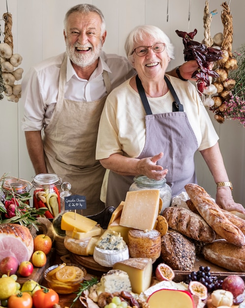 Pareja senior trabajando en una tienda de la granja