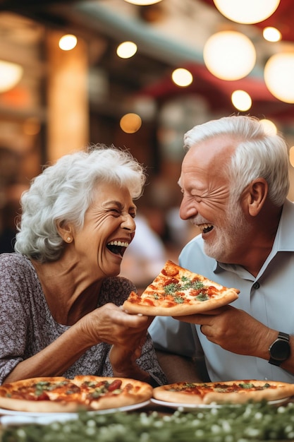 Una pareja de señores ancianos de cabello blanco están sonriendo mientras comen una pizza celebrando el aniversario en la pizzería sentados al aire libre concepto de gente feliz