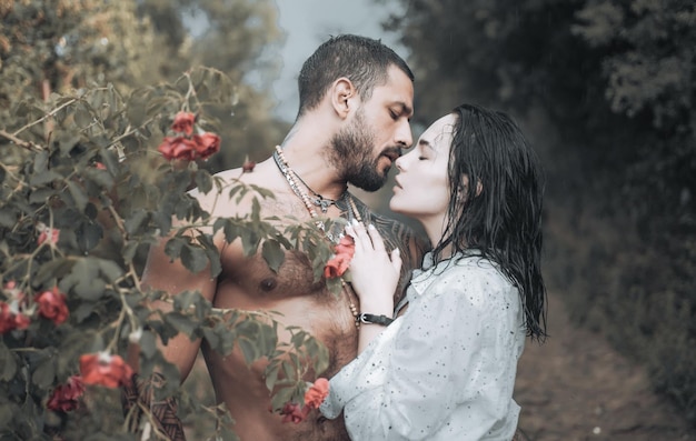 Pareja sensual beso Primer amor Abrazos juntos y toque sensual Relación íntima y relaciones sexuales Amante apasionado acariciando excitante mujer hermosa Mujer con amante latino musculoso