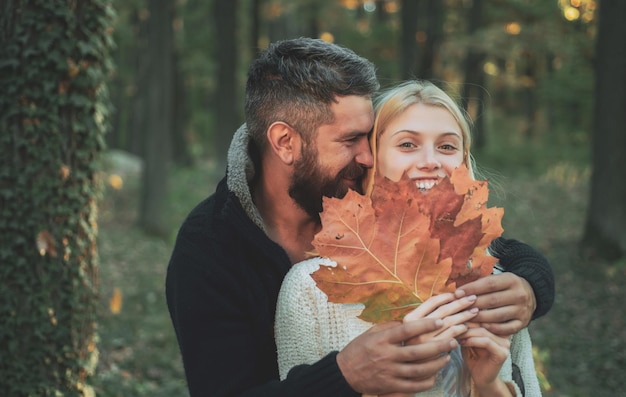 Pareja sensual disfrutando de la intimidad pareja de otoño pasión citas y amor disfrutando del buen tiempo rom...