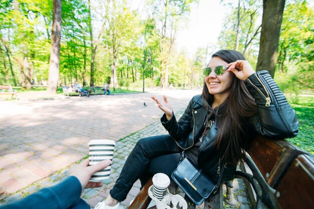 Pareja sentada en un banco bebiendo café concepto de estilo de vida