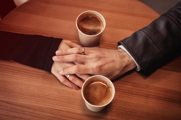 pareja sentada en la cafetería