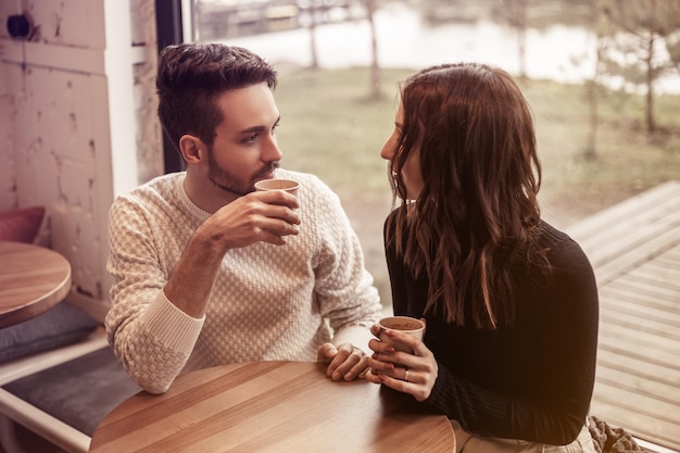 pareja sentada en la cafetería