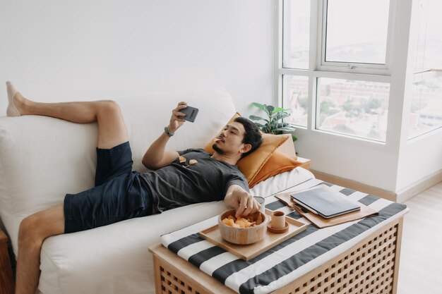 Foto pareja sentada en la cama en casa