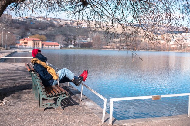 Una pareja sentada cerca del lago.