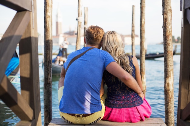 Pareja sentada y disfrutando de Venecia