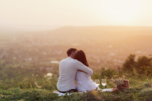 pareja sentada en una fecha de picnic