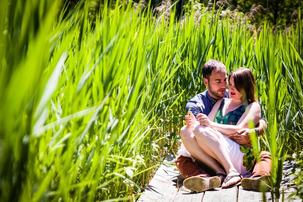 Foto una pareja sentada en la hierba.