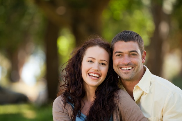 Pareja sentada en el jardín