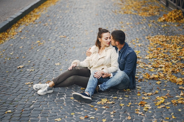 pareja sentada en el suelo