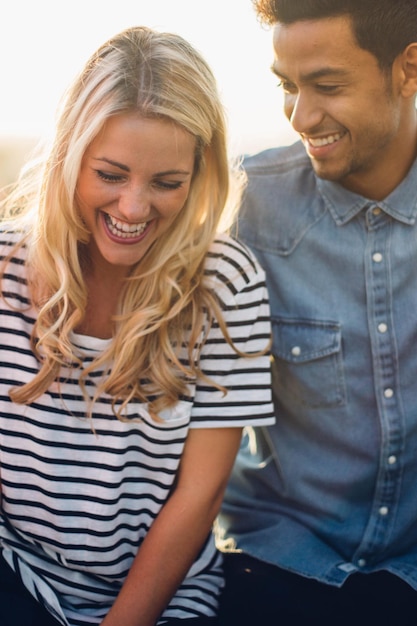 Foto una pareja sentada en la terraza del edificio