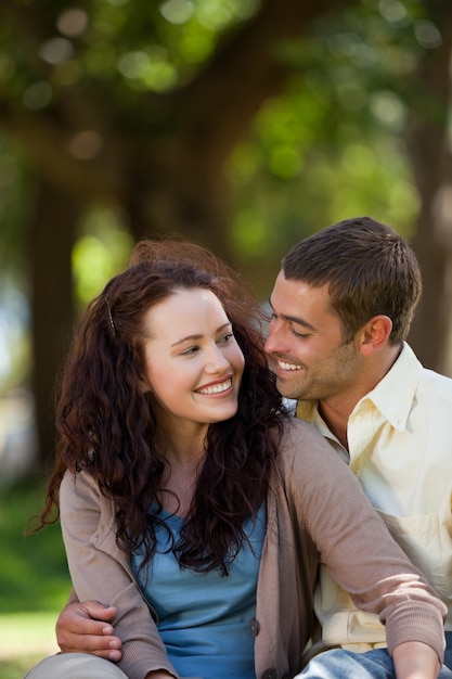 Pareja, sentado, en el jardín