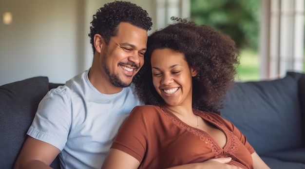 Una pareja se sienta en un sofá y sonríe a la cámara.