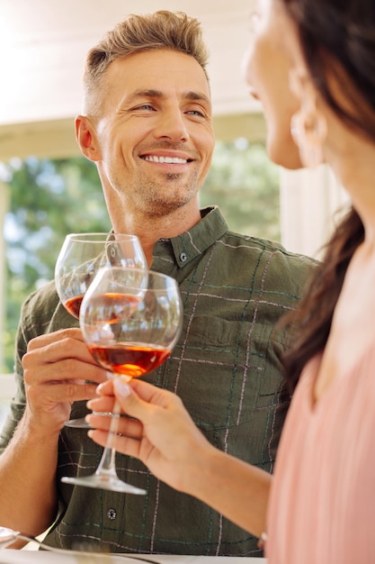 Foto pareja sintiéndose aliviada y relajada bebiendo vino el fin de semana